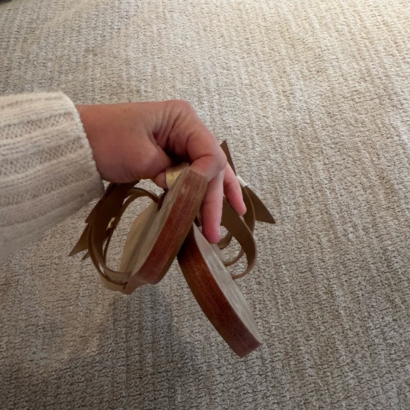 Adorable EUC gold Kaanas flats. - Picture 4 of 6